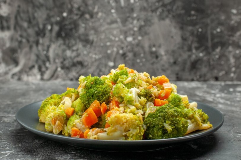 Delicious Amish Broccoli Salad with Creamy Dressing and Bacon Bits